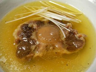 牛テールスープを盛り付けたところ